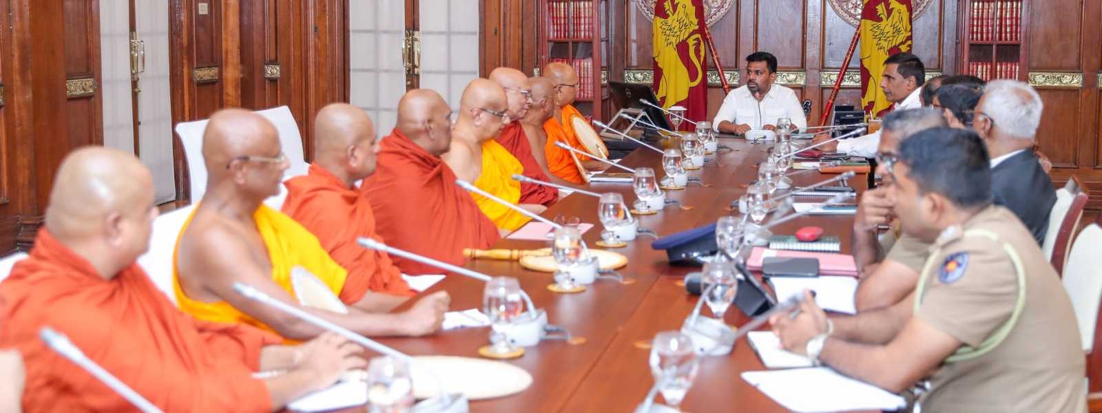 ජනපති සහ ත්‍රෛනිකායික මහා සංඝරත්නය අතර හමුවක්